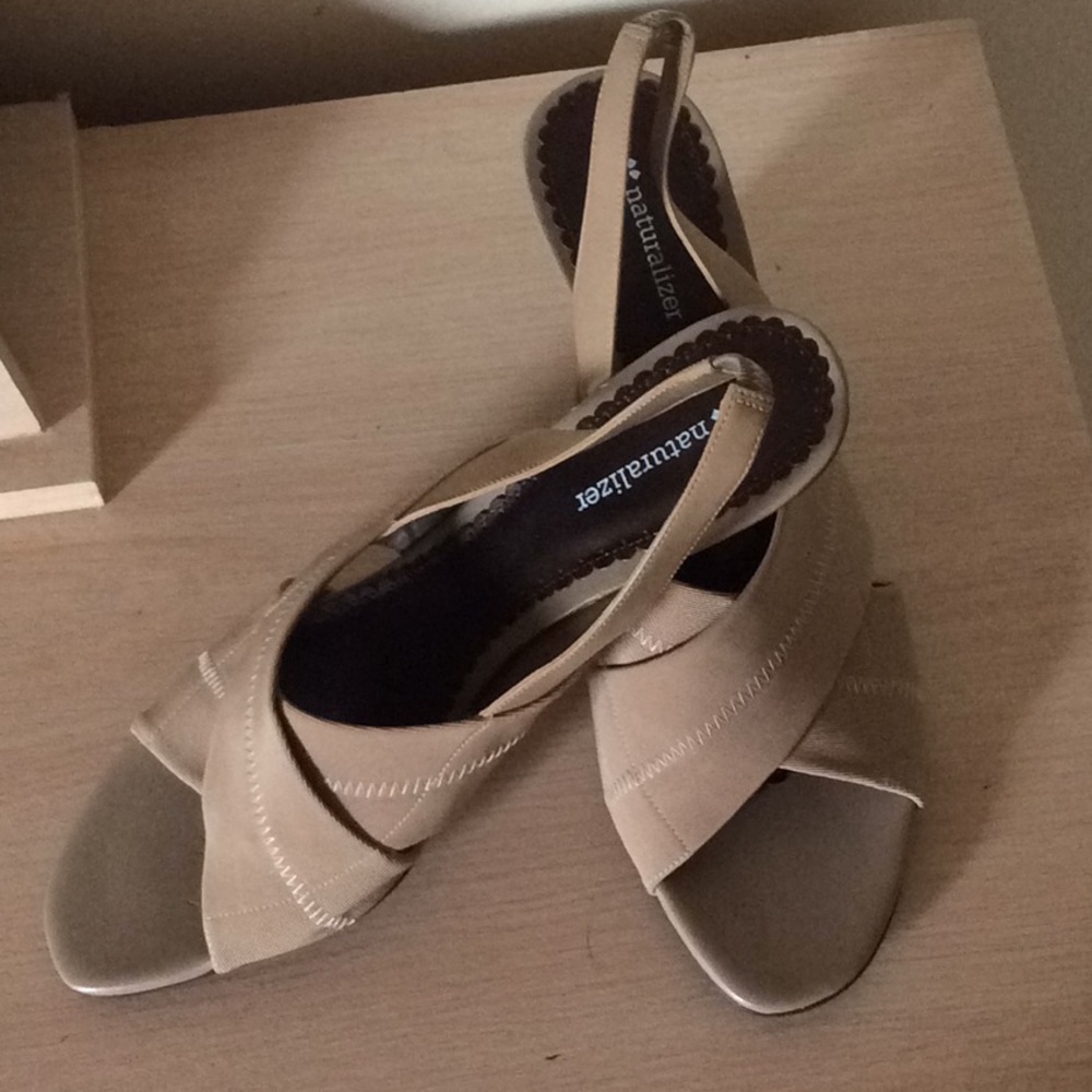 Naturalizer tan stretch fabric slingback heels
